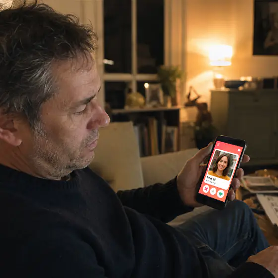 Le soir, sur son canapé, il fait défiler une application de rencontre