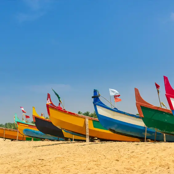 Des pirogues de pêche peintes de couleurs vives, tirées sur le sable