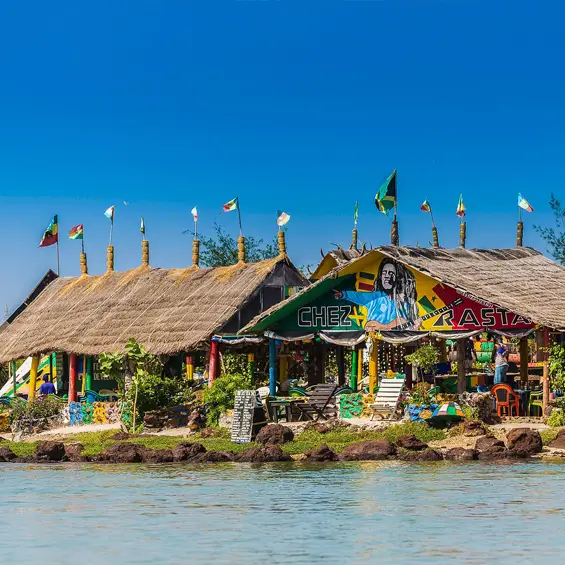 Un restaurant de bord de mer en paillote, pavoisé de fanions