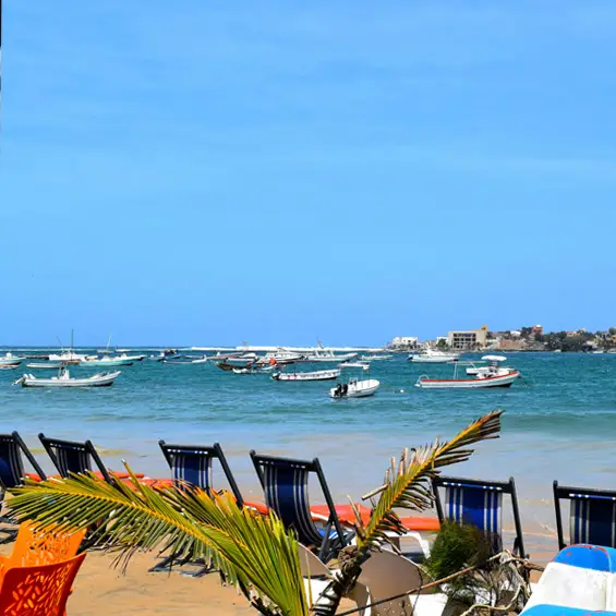 Des pirogues au mouillage devant la plage