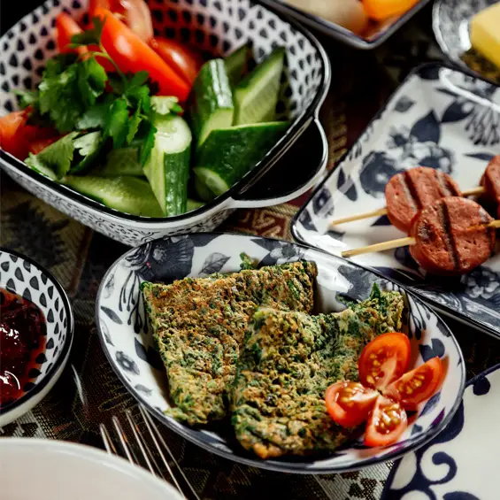 Des plats sénégalais servis dans de la vaisselle décorée