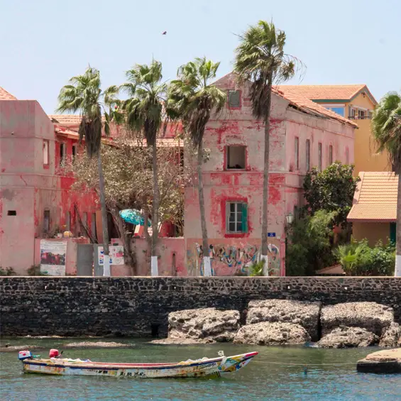 Les maisons roses de Gorée vues depuis l'eau