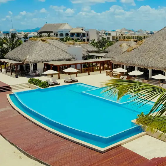 La piscine et les paillotes d'un village de vacances