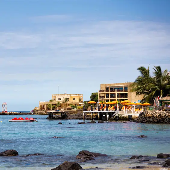 Un village de bord de mer vu depuis la plage