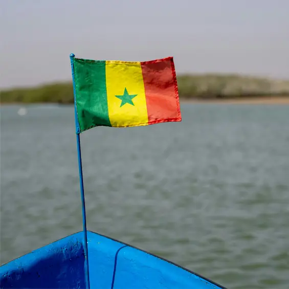 Le drapeau sénégalais à la proue d'une pirogue
